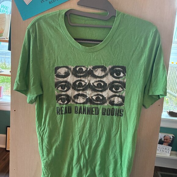 Read Banned Books tshirt, men's small - Picture 1 of 1
